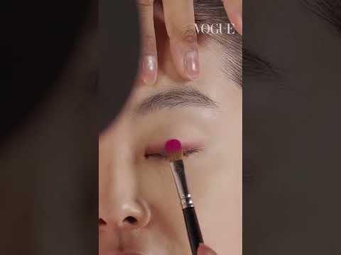プロのメイク、テーマ「桜」をアイメイクで表現。| VOGUE JAPAN #Shorts #TripleTake #メイク