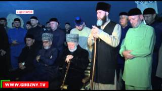 Жители республики сегодня массово посещают могилу Первого Президента Чечни