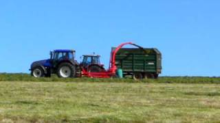 preview picture of video 'An MF 6480, Valtra 150T and Trailed Pottinger, silaging.'