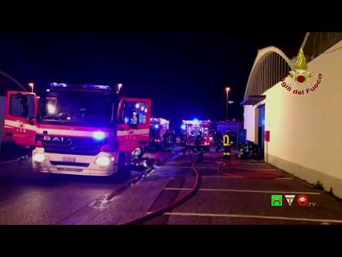 Vigili del Fuoco - Campi Bisenzio (FI), Incendio di un capannone industriale - www.HTO.tv