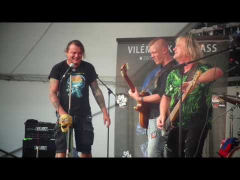 Vilém Čok & Bypass Brno 10.9.2016  Karel nese asi čaj