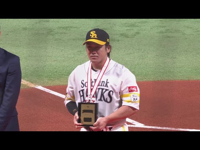史上70人目!! ホークス・山川穂高 NPB通算250本塁打達成連盟表彰 史上70人目!! ホークス・山川穂高 NPB通算250本塁打達成連盟表彰