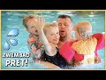 DE KiNDEREN LEVEN ZiCH UIT iN HET ZWEMBAD! ?? | Bellinga Vlog #2204