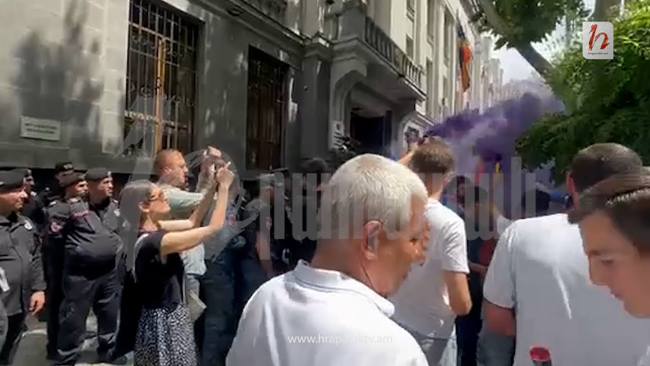 Լարված իրավիճակ՝ Դատախազության դիմաց