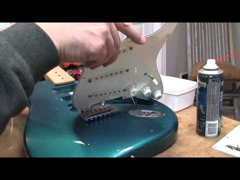 2001 US Fender Stratocaster Standard: Gets Fender Noiseless pickups
