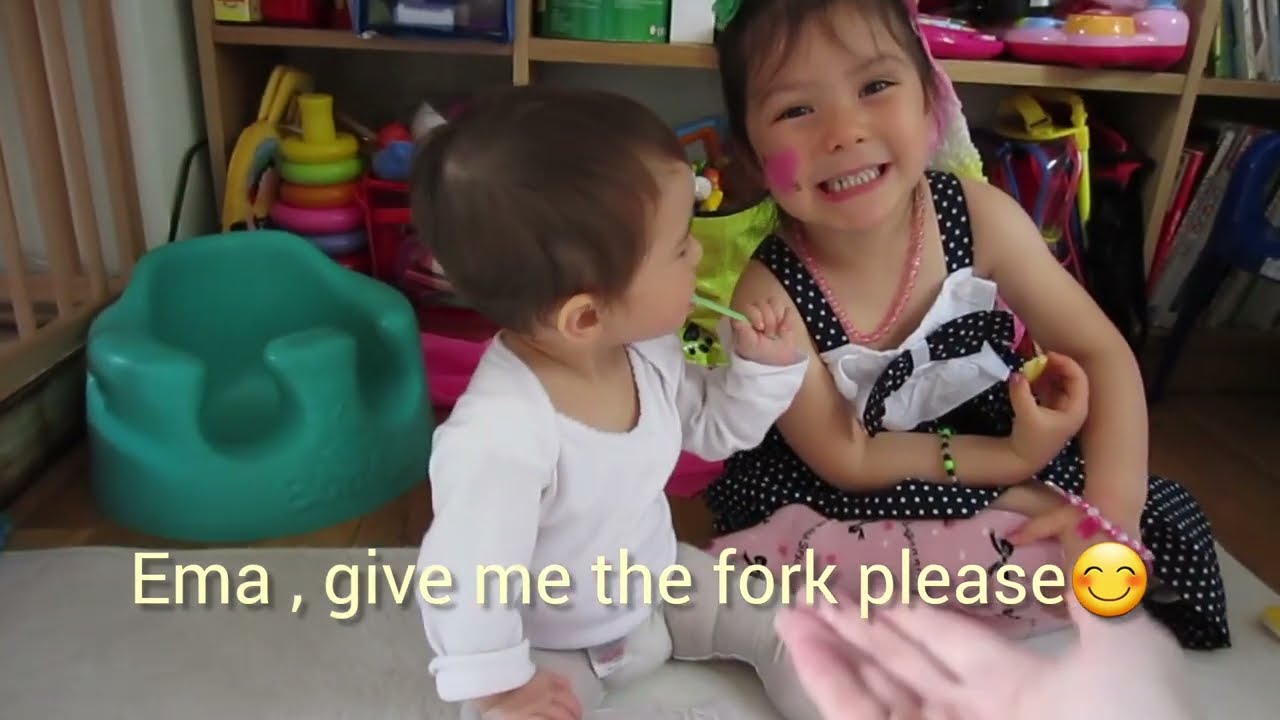 Ema eats a pear with her sister!/洋ナシ食べるエマちゃん！