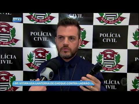 Vítima usa lanterna de choque e imobiliza ladrão no metrô de São Paulo