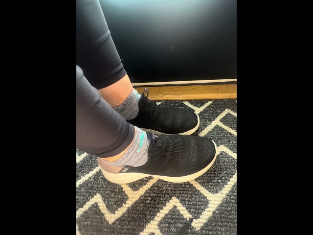 Vídeo relacionado con Skechers Mujer Ultra Flex 3.0 Cozy Streak Slip-In ENTRENADOR, Black Knit/Trim, 37 EU