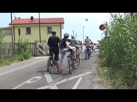 Treni al passaggio a livello di Albenga sulla Genova-XXMiglia 22-6-2018