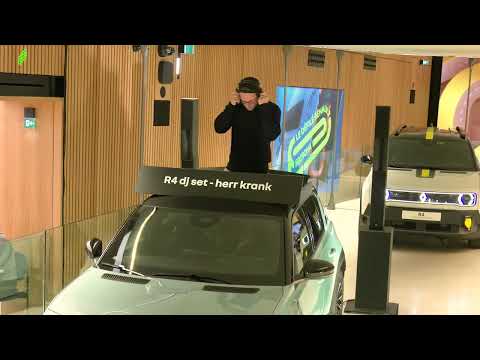 R4 DJ SET @HERR KRANK AU DEFILE RENAULT