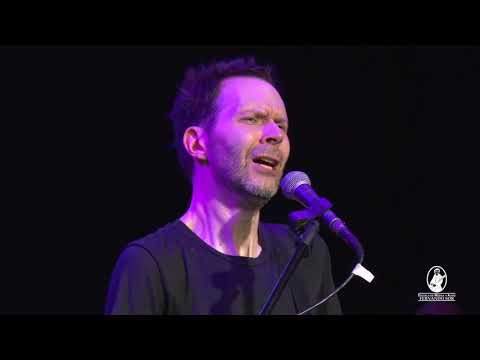Paul Gilbert tocando con la guitarra de un asistente al concierto en la Escuela Fernando Sor