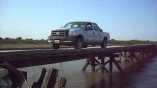 preview picture of video 'Ford F100 cruzando peligroso y antiguo puente de madera Puerto Piracuacito'