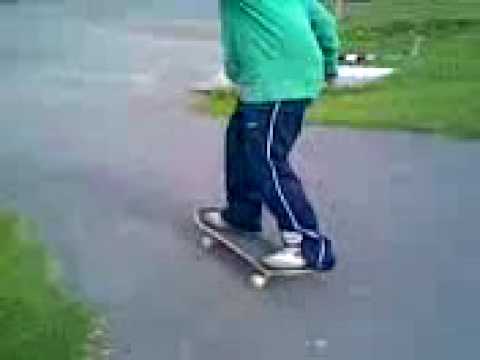 Erland tryner på skateboard