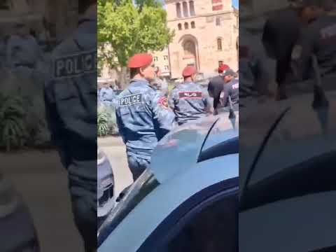 Կարմիր բերետները մեքենայից հանում են քաղաքացուն եւ ծեծում