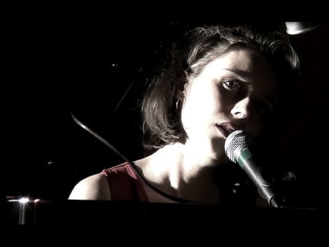 Hommage à Barbara - Angelina Wismes reprend "Nantes" en piano/voix