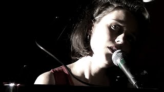 Hommage à Barbara - Angelina Wismes reprend &quot;Nantes&quot; en piano/voix