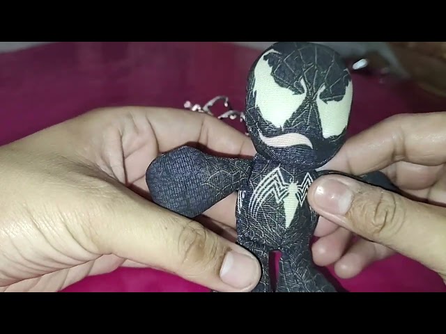 Vídeo relacionado con Simba - Peluche Venom - Traje Negro con araña Blanca - Diseño impactante y Suave - Óptimo para Jugar o Decorar - Apto Desde 0 Meses - Versión Oficial Marvel (6315870561