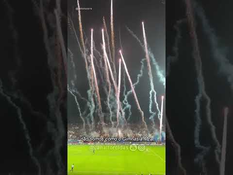 "Torcida do Independiente Rivadavia, ontem (17), contra Boca Juniors, pelo Campeonato Argentino." Barra: Los Caudillos del Parque &bull; Club: Independiente Rivadavia