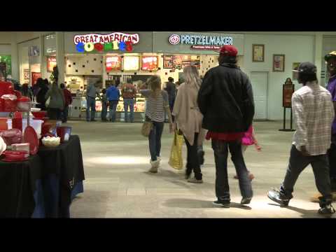 2012-11-23 Black Friday Shoppers 7PM