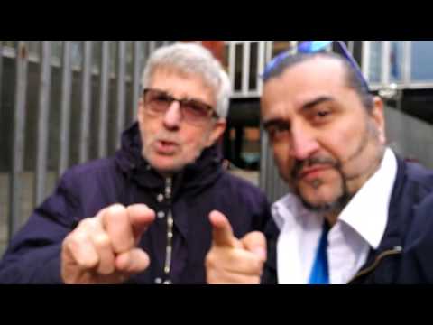 Il Regista di Il commissario Montalbano Alberto Sironi saluta i fan col Salutatore