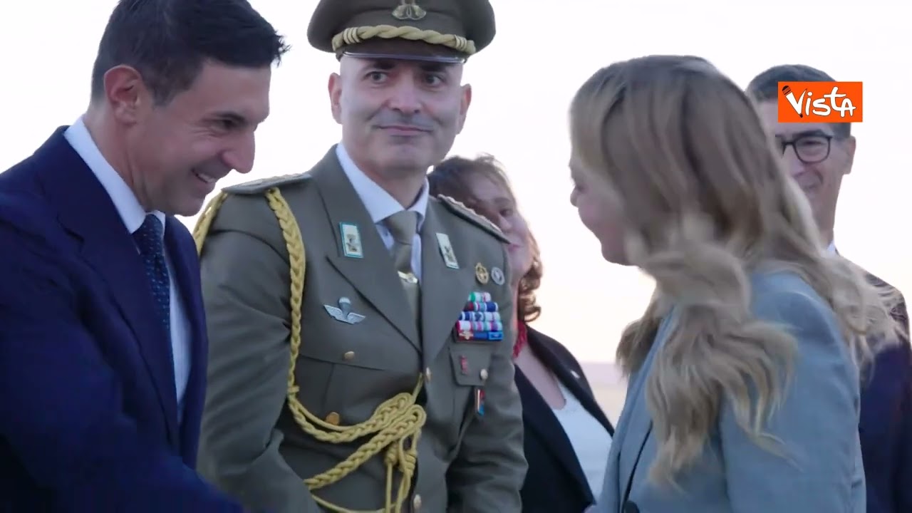 Meloni in visita nella Repubblica Ceca, accolta in aeroporto a Praga con un mazzo di fiori