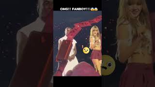 Download lagu A fanboy threw money in front of Lisa!😍🤩 #blackpink mp3