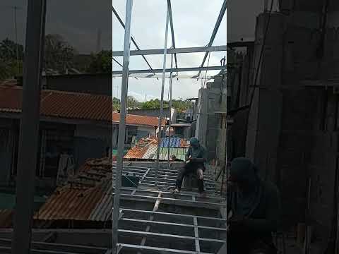 steel deck second floor using tubular #steeldeck #construction #skilledworker #skills #apartment