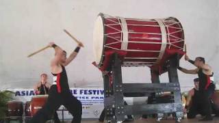 Japanese Taiko Drums:  performs 
