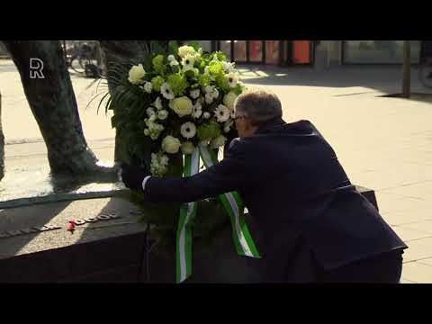 Burgemeester Aboutaleb legt krans op Stadhuisplein