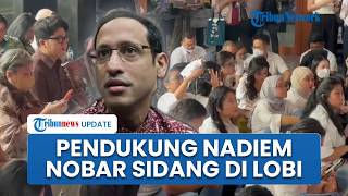 Ruang Sidang Penuh, Pendukung Nadiem Makarim Lesehan Nobar Sidang Pledoi di Lobi Pengadilan