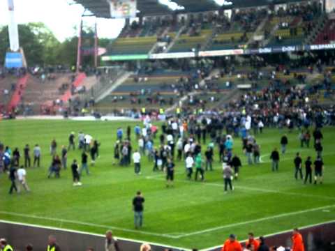 Platzsturm der KSC Fans nach Ende des letzten Heimspiels der Saison 09/10 gegen Greuther Fürth