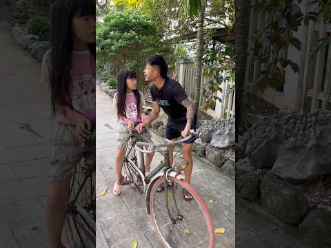 Chiếc xe đạp cũ không làm em buồn, sự lạnh nhạt của bố mới làm em đau.