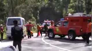 preview picture of video 'Tim BASARNAS Evakuasi Mobil Masuk Jurang'