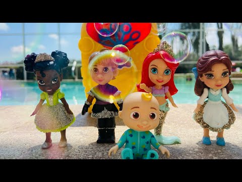 Bubble Machine ! Elsa & Princess toddlers - friends - pool - splash - floaties