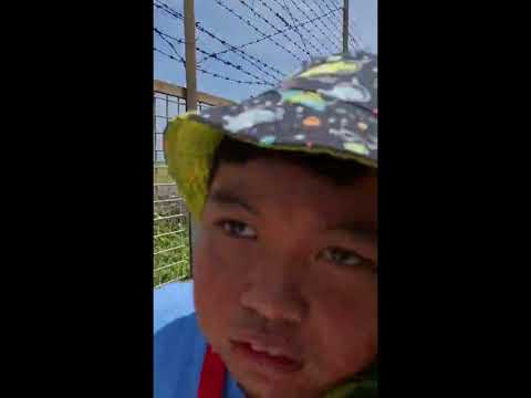 Rayya ke pantai kelan bali sambil lihat pesawat terbang