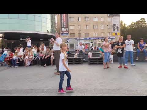 Самое огромное количество моделей в Одном месте... Дизайнер Кетрин Фокс.