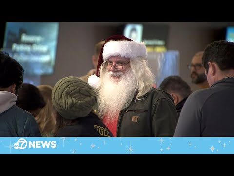 'Papai Noel' entre passageiros retidos no sudoeste, passa a noite de Natal no aeroporto