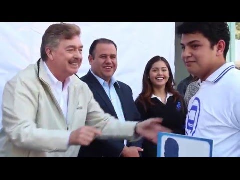 Entregan credenciales de becas para transporte