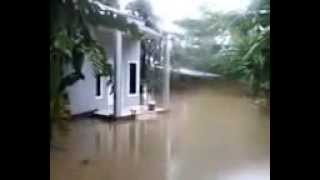 preview picture of video 'DUA RUMAH TERENDAM BANJIR DI Dusun Lamuru Kec. Pattallassang - Gowa'