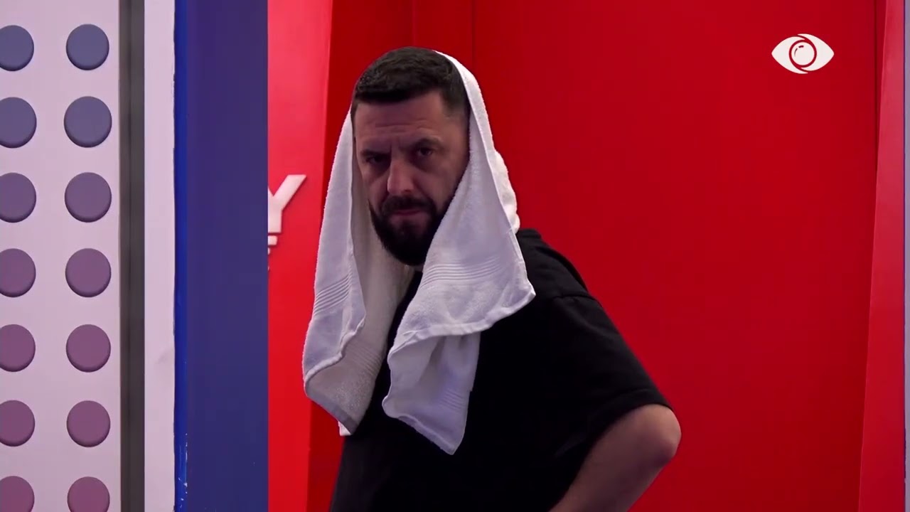 Banorët diskutojnë me njëri-tjetrin, Miri i vështron tek dera