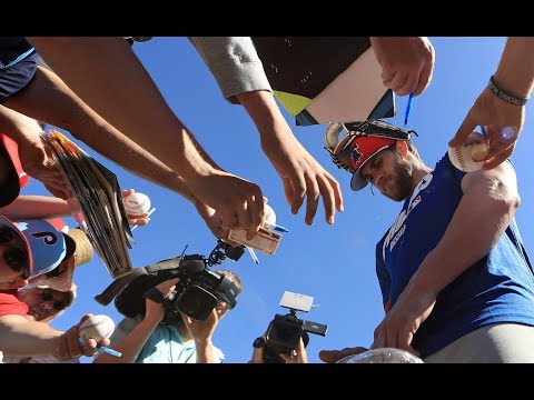 Phillies’ Bryce Harper signs autographs