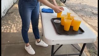 Millonario regala fajo de billetes a hermosa vendedora de jugos 😭 su reacción nos rompió el corazón