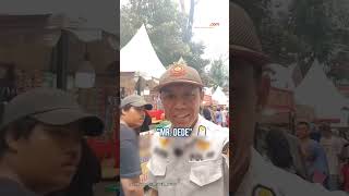 Download lagu Kisah Mr. Dede, Satpol PP Jago Bahasa Inggris gara-gara Film Hollywood mp3