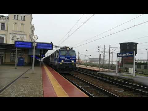 EP09 odjeżdża ze stacji Bydgoszcz główna.