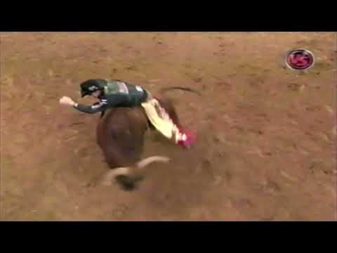 Shane bucks Jody Newberry - 06 PBR Challenger Finals