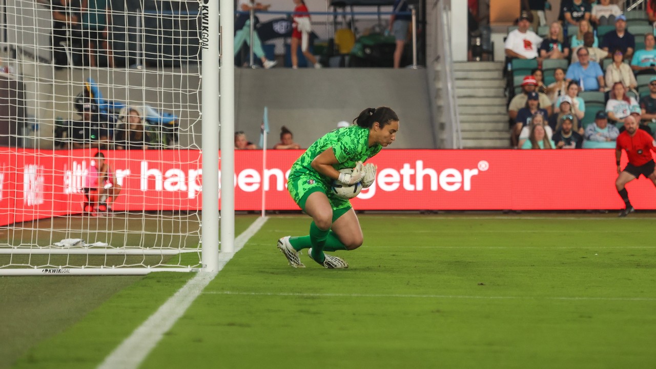 Thumbnail for Lorena vs Orlando Pride | Hy-Vee Save of the Match