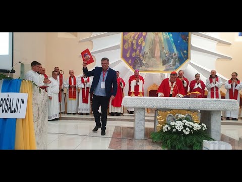 Kardinal Vinko Puljić uručuje Statut koordinatoru Katoličke Karizmatske Obnove  u BiH (KKODS BiH)
