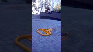 Ми монтуємо паркувальні бар'єри і тим допомагаємо забронювати місце під будинком для Вашого авто.