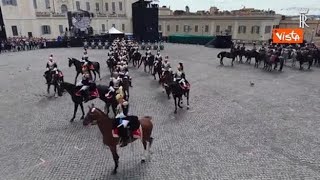 Carabinieri a cavallo formano la scritta 'R 80' al cambio della Guardia al Quirinale