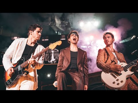 Jonas Brothers - Backwards (Live in Dallas - Greetings From Your Hometown Tour)
